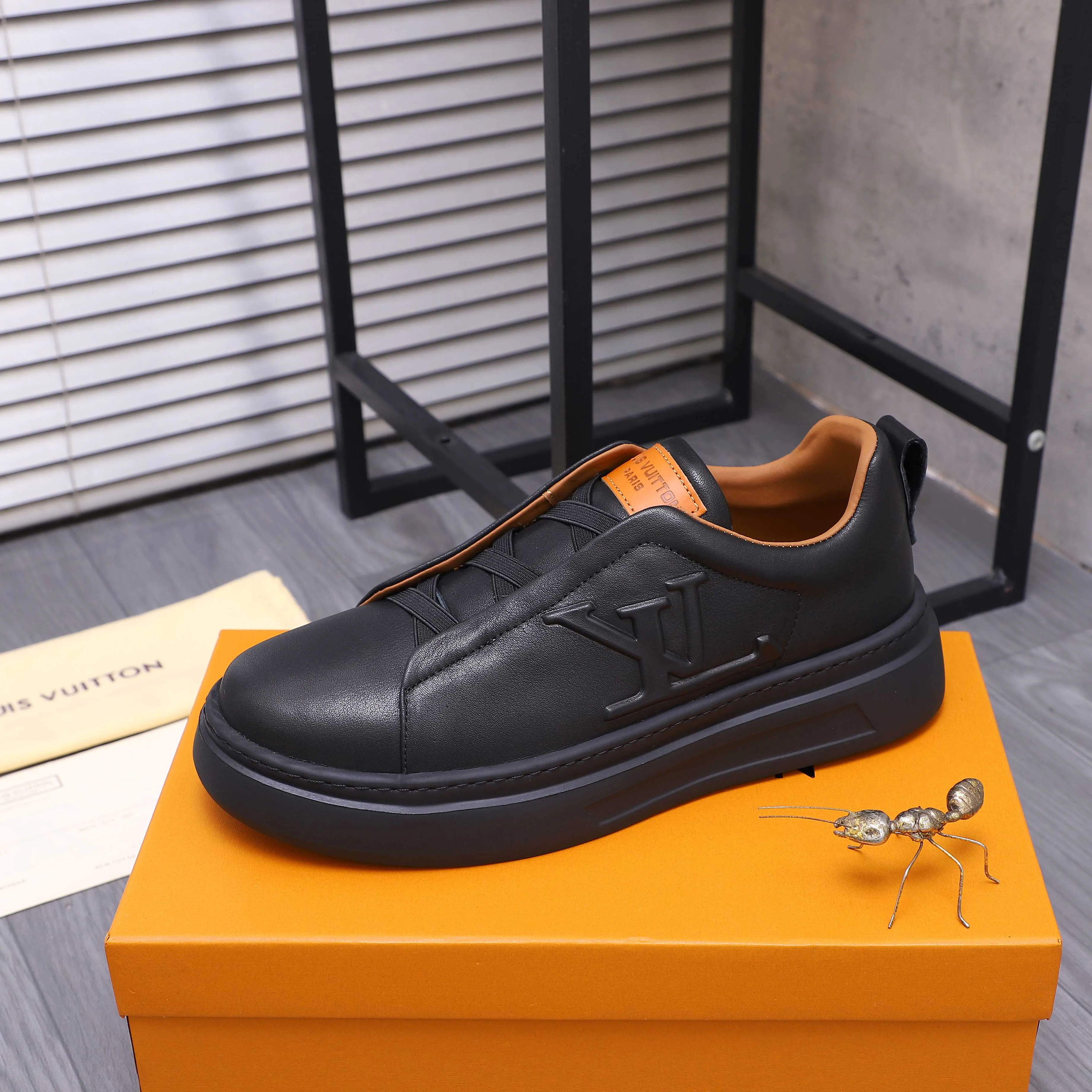 Men's shoes 💰p480 Product trademark: LV "Louis Vuitton" business casual men's shoes Regular size: 38-44 Product materials: Selected high-quality cowhide upper, cowhide lining, rubber outsole
